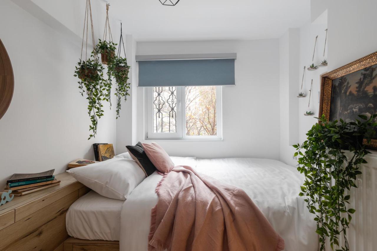 Eclectic 3 Bedroom Calea Victoriei By Urbanesq Bukarest Exteriör bild